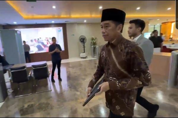 Jokowi Bawa Map Hitam Presiden ke-7 RI Joko Widodo (Jokowi) membawa map hitam saat diperiksa Bareskrim Polri pada Selasa (20/5/2025). (Foto: Istimewa)