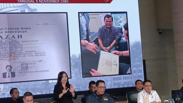 Polri menampilkan ijazah asli Jokowi yang dibawa o Polri menampilkan ijazah asli Jokowi yang dibawa oleh iparnya, Andrianto dalam konferensi pers, Kamis (22/5/2025) (Foto: iNews.id/Fiqri)