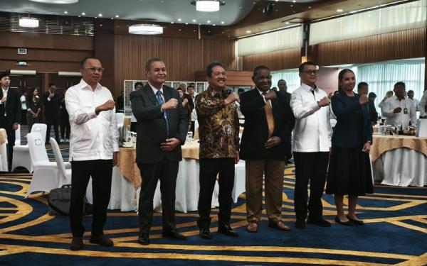 Menteri Kelautan dan Perikanan Sakti Wahyu Trenggono bersama perwakilan lima negara lain yang bergabung dalam CTI-CFF saat acara 16th Anniversary of CTI-CPF and Coral Triangle Day 2025 di Jakarta, Kamis (22/5/2025). (Foto: iNews/Maria Christina)
