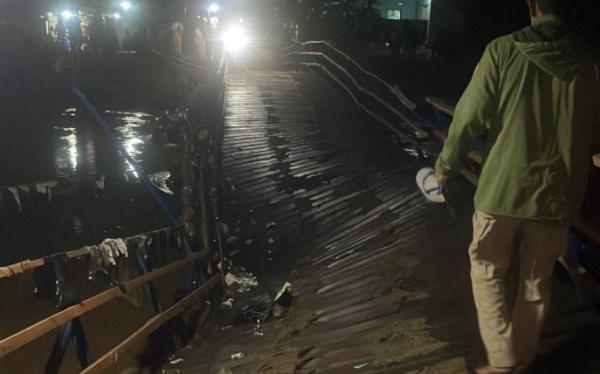 Detik-Detik Jembatan Apung Cijeruk Ambruk, 9 Motor Terjun ke Sungai Citarum