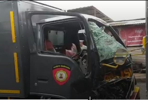 Truk dalmas Polda Jatim ringsek usai terlibat kecelakaan beruntun di Surabaya, Jumat (23/5/2025). (Foto: iNews)