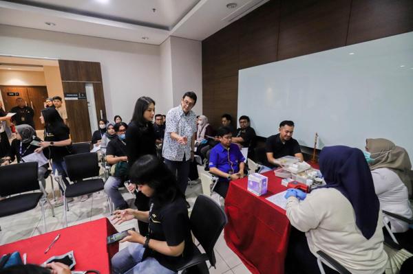 Ketua Umum MNC Peduli, Angela Tanoesoedibjo Ketua Umum MNC Peduli, Angela Tanoesoedibjo saat meninjau pelaksanaan kegiatan donor darah di Gedung iNews Tower lantai 3, Kebon Sirih, Jakarta Pusat, Senin (26/5/2025). (Foto: Danandaya Arya Putra)