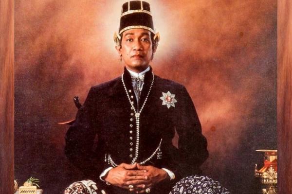 Sri Sultan Hamengku Buwono X di Keraton istimewa)