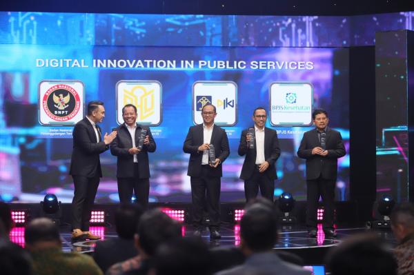 Digital Innovation Awards 2025 Aiman Witjaksono memberikan penghargaan DIA 2025 untuk para pemenang di kategori Digital Innovation in Public Services. (Foto: Aldhi Chandra)