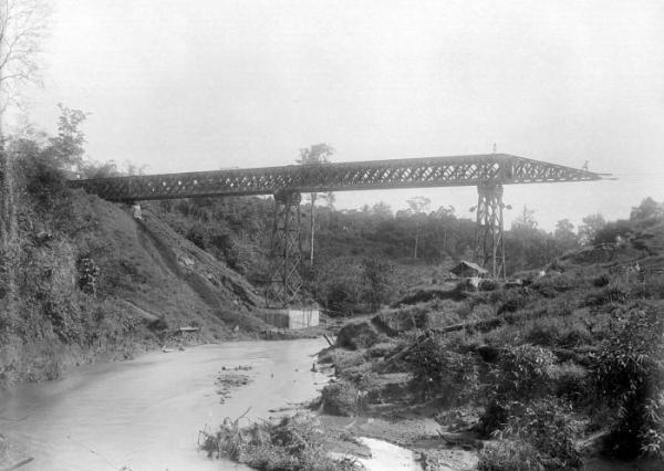 Proses pembangunan Jembatan Lahor perbatasan Malang - Blitar era Hindia Belanda (Foto: Istimewa)