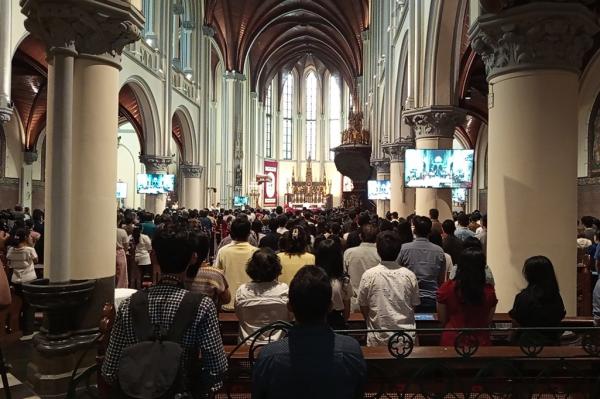 Umat Katolik Padati Gereja Katedral Jakarta, Khusyuk Jalani Misa Kenaikan Yesus Kristus