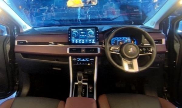 Interior Xpander Cross 2025