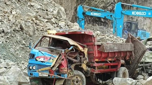 Truk rusak tertimpa longsor Kendaraan rusak tertimpa longsor besar di kawasan pertambangan Gunung Kuda, Desa Bobos, Kecamatan Dukupuntang, Kabupaten Cirebon, Jawa Barat, Jumat (30/5/2025). Foto: Toiskandar).
