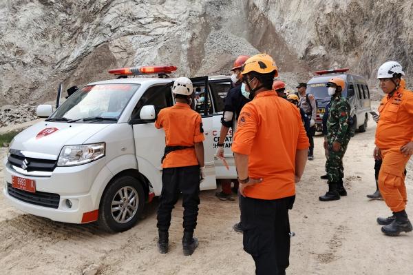 Pencarian 8 Korban Tambang Gunung Kuda Cirebon, 700 Personel dan Anjing Pelacak Sisir Titik Timur