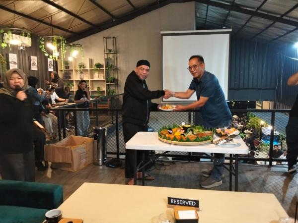 Potong tumpeng preman pensiun Agus Warsudi)