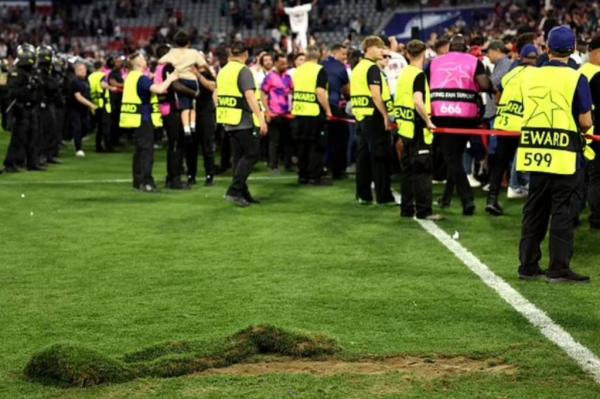 Rumput Allianz Arena dicabik para suporter Paris Saint-Germain usai final Liga Champions 2024-2025, Minggu (1/6/2025) dini hari WIB. (Foto: Daily Mail)