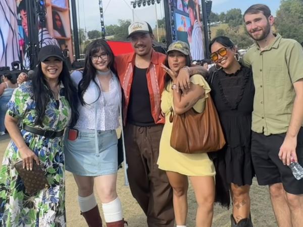 Titi DJ nonton HITC Titi DJ menyaksikan langsung penampilan Stephanie Poetri di Head In The Clouds Los Angeles. (Foto: Instagram)
