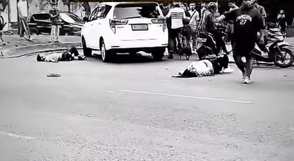 Viral Kecelakaan Motor vs Mobil di Bintaro, 2 Orang Terkapar di Jalan