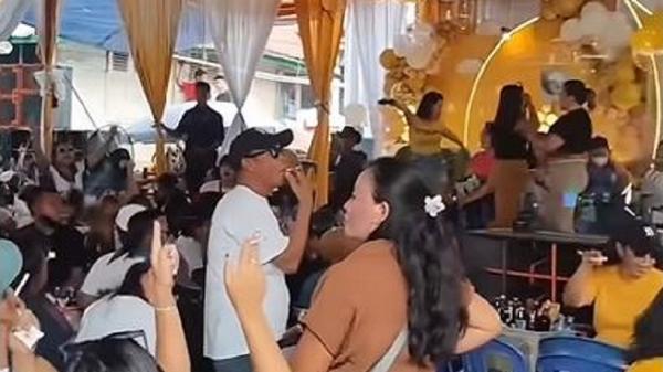 Detik-detik sebelum panggung roboh di palembang Detik-detik sebelum panggung roboh dan puluhan tamu jatuh ke sungai saat acara syukuran di Jalan H Umar, Kelurahan 8 Ulu, Kecamatan Seberang Ulu I, Palembang. (Instagram)