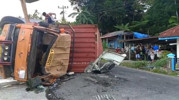 Kecelakaan Beruntun di Taput, Truk Kontainer Rem Blong Tabrak 5 Mobil