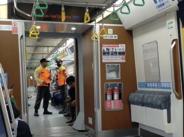 Suasana di dalam KRL baru buatan China. (Foto: Istimewa)