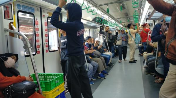 KRL baru serasa MRT Istimewa)