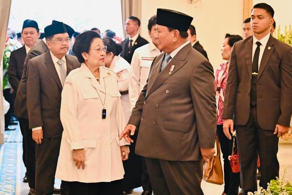 Prabowo Akrab Ngobrol dengan Megawati di Gedung Pancasila, Bahas Kue hingga Kopi