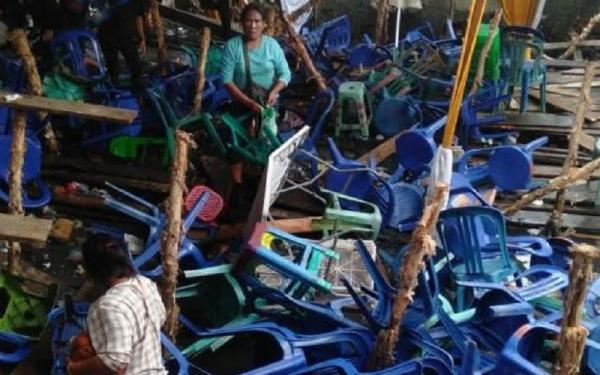 viral panggung hajatan roboh di palembang Kursi-kursi di acara syukuran di Kota Palembang, Sumsel, terlihat berantakan setelah panggung roboh. (Instagram)