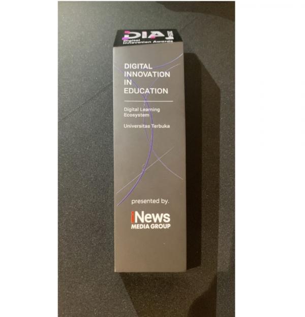 Penghargaan Digital Innovation Awards 2025 kepada Universitas Terbuka dalam kategori Digital Innovation in Education (foto: Dok. UT)