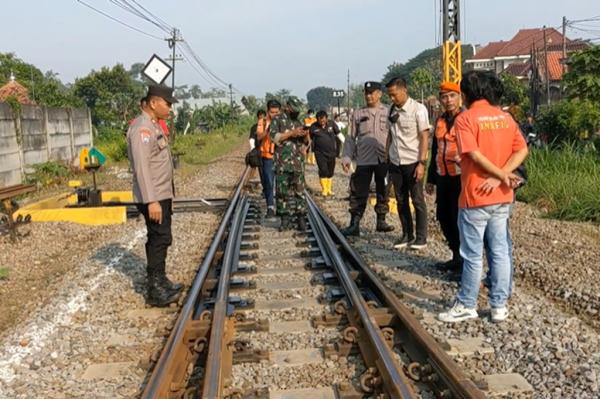 Pilu! Balita di Tulungagung Tewas Tertabrak Kereta Gajayana saat Bermain di Rel