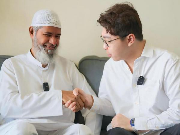 Dokter Richard Lee saat bertemu dengan Zakir Naik di Malaysia. (Foto: Instagram)