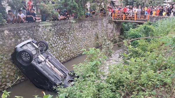 Kecelakaan, Mobil Anggota DPRD Tulungagung Tercebur ke Sungai 