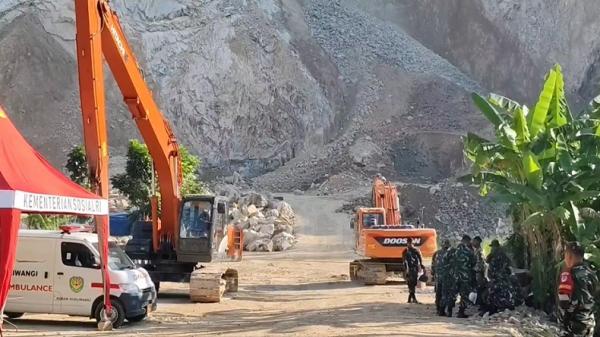 TKP longsor tambang batu Gunung Kuda, Kabupaten Cirebon, Jawa Barat berisiko longsor susulan. (Foto: Toiskandar).