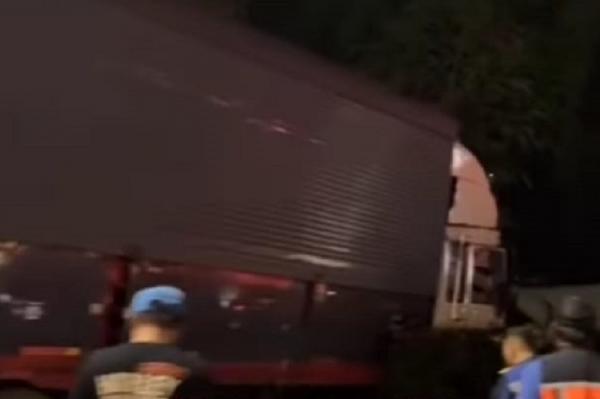 kecelakaan_beruntun_di_pintu_keluar_atau_exit_tol kecelakaan_beruntun_di_pintu_keluar_atau_exit_tol