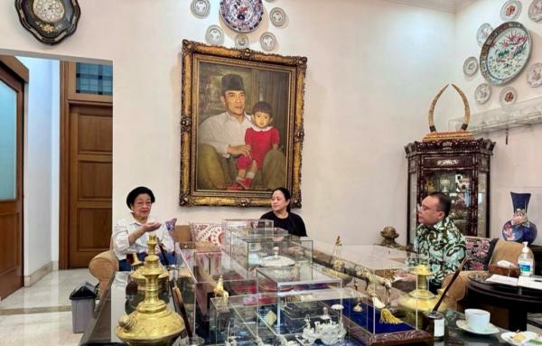 Megawati tampak memberikan wejangan kepada Dasco t Megawati tampak memberikan wejangan kepada Dasco terkait kondisi negara saat ini. (Foto: IG Dasco)