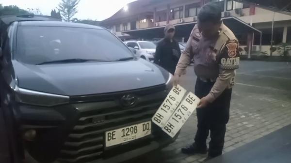 Polisi di Palembang Hentikan Avanza Mencurigakan, Ternyata Bawa Baby Lobster Senilai Rp180 Miliar