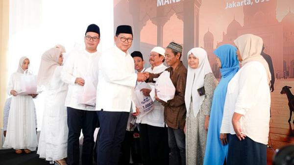 Kurban Bank Mandiri Daging kurban didistribusikan dalam bentuk segar maupun kemasan kaleng, disertai dukungan logistik. (Foto: dok Bank Mandiri)