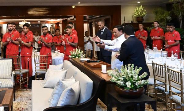 Prabowo sambut langsung kedatangan rombongan Timna Prabowo sambut langsung kedatangan rombongan Timnas Indonesia usai menang melawan China di SU GBK pada Kamis (5/6) kemarin. (Foto: Sekretariat Presiden)