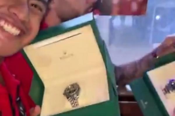 presiden_prabowo_subianto_memberikan_hadiah_jam