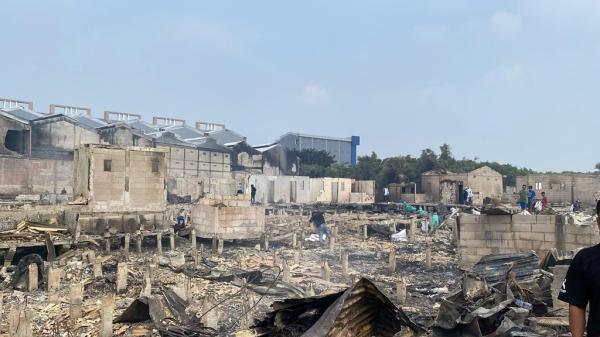 Lokasi Kebakaran di Penjaringan Warga kampung Rawa Indah, Kapuk Muara, Penjaringan, Jakarta Utara, tengah mencari barang-barang yang dari reruntuhan bangunan pascakebakaran hebat yang melanda wilayah tersebut, Jumat (6/6/2025) kemarin. (Foto: Danandaya Arya Putra)