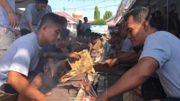 Momen Idul Adha, Ratusan Narapidana Lapas Mojokerto Bakar Sate Massal