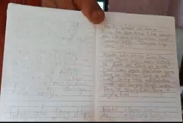 Polisi mengamankan secarik kertas dengan tulisan tangan di kamar mahasiswa yang ditemukan nyaris tewas usai tenggak racun tikus. (Foto: iNews)