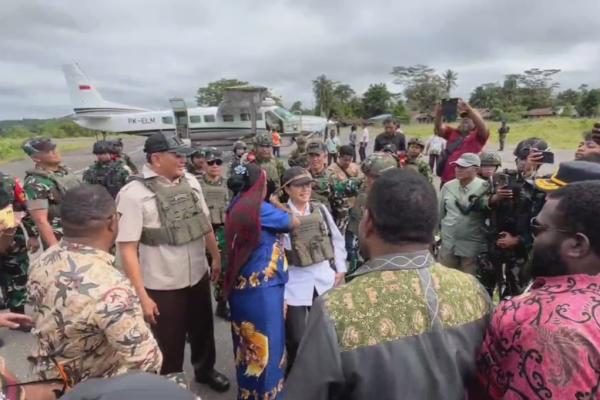 Menteri Pertahanan Sjafrie Sjamsoeddin dan Menteri Keuangan Sri Mulyani disambut warga saat tiba di Nduga. (Foto: Istimewa)