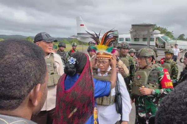 Menteri Pertahanan Sjafrie Sjamsoeddin dan Menteri Keuangan Sri Mulyani disambut warga saat tiba di Nduga. (Foto: Istimewa)