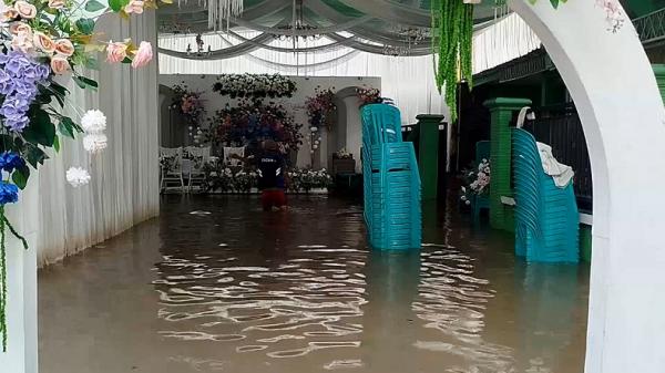 Banjir Rendam 6 Desa di Mojokerto, Pernikahan Warga Terpaksa Dipindah ke Area Masjid