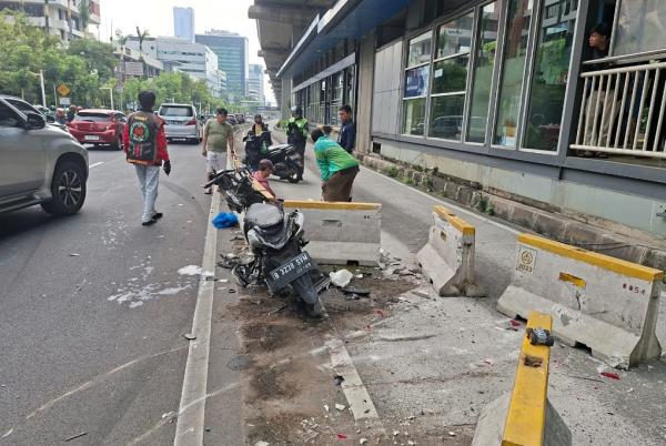 Kecelakaan 2 Mobil dan 1 Motor di Kuningan Jaksel, Tabrak Separator Busway