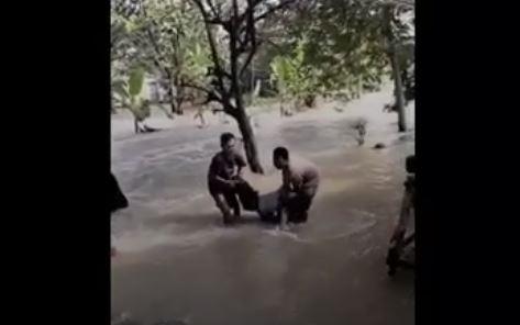 Viral Pemotor Terseret Arus Kali Lamong usai Nekat Terobos Banjir di Gresik