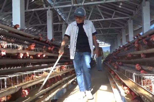 Viral Kades Yakuza Gaya Nyentrik di Banjarnegara, Ubah Desa Jadi Lumbung Miliaran Rupiah