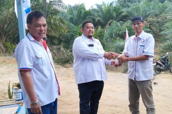 DPD Partai Perindo Tebing Tinggi membagikan hewan kurban saat Iduladha kepada warga yang membutuhkan di Kelurahan Teluk Karang, Kecamatan Bajenis. (Foto: Ist)