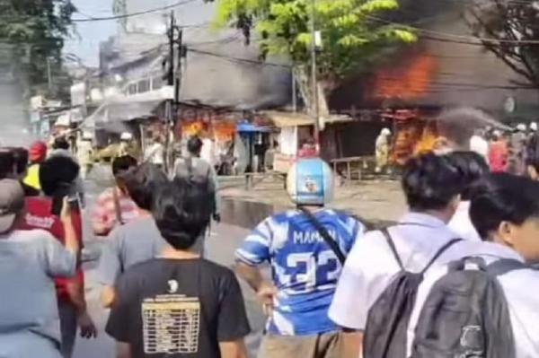 Kebakaran di Pasar Kampung Ambon Jaktim, Api Berkobar Lahap Pertokoan
