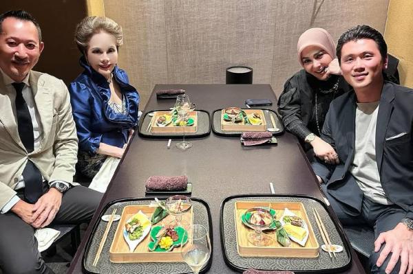 The Real Princess! Syahrini dan Dewi Soekarno Makan Bareng di Jepang