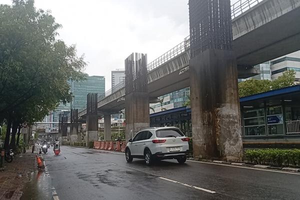 Tiang pancang monorel yang mangkrak di Jalan Rasuna Said, Kuningan, Jaksel yang bakal dibongkar Pramono Anung. (Foto: Muhammad Refi Sandi)