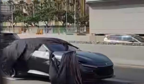 Penampakan mobil Ferrari yang terjungkal di Tol Cengkareng, Minggu (15/6/2025) siang. (Foto: Instagram @jakartabarat24jam)