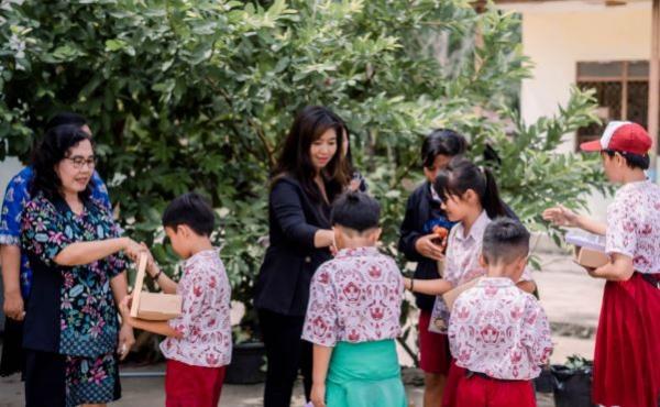Anggota legislatif (Aleg) Partai Perindo Winda Sari menyambangi SDN Ebaraya, Desa Sarapat, Kecamatan Dusun Timur, Barito Timur.