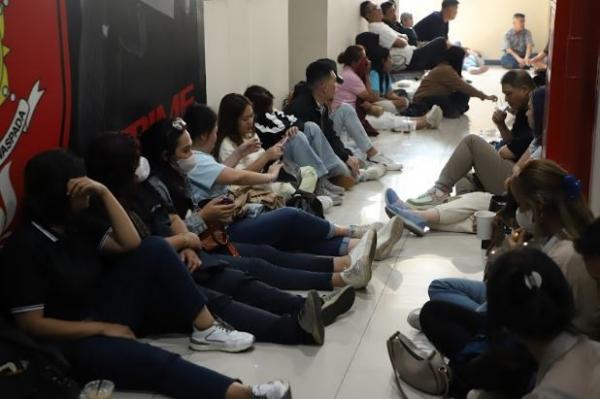 Polisi mengamankan 63 karyawan judi kasino di kawasan Kosambi, Kota Bandung, Selasa (17/6/2025). (Foto: iNews)